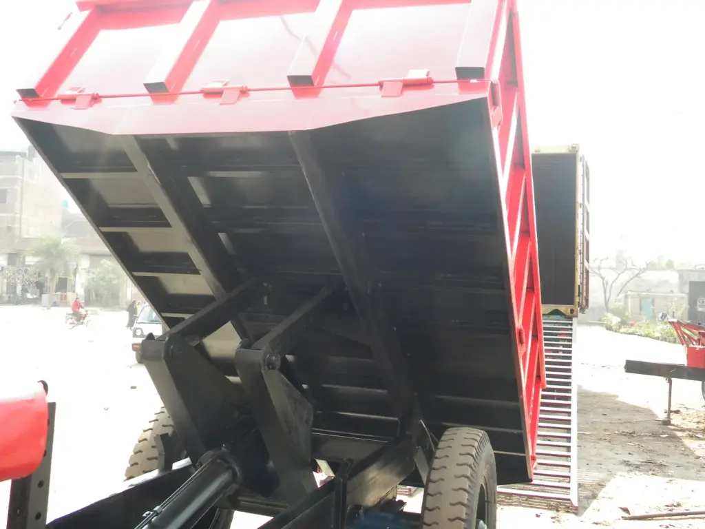 Hydraulic tipping trailer prepared for tractor buyers