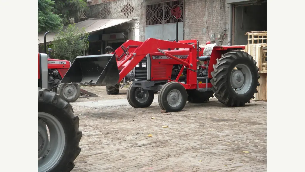 Tractor fitted with a front end loader attachment